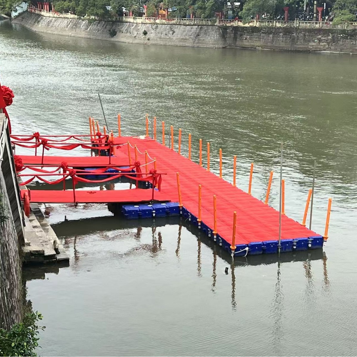 水上摩托艇码头停靠 海上冲浪浮桥 塑料浮筒浮台靠船游艇泊位码头