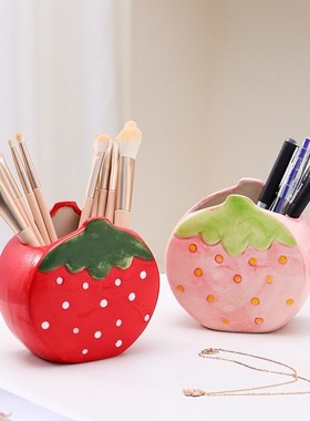 笔筒可爱草莓陶瓷摆饰桌面办公室宿舍创意化妆刷置物桶文具收纳