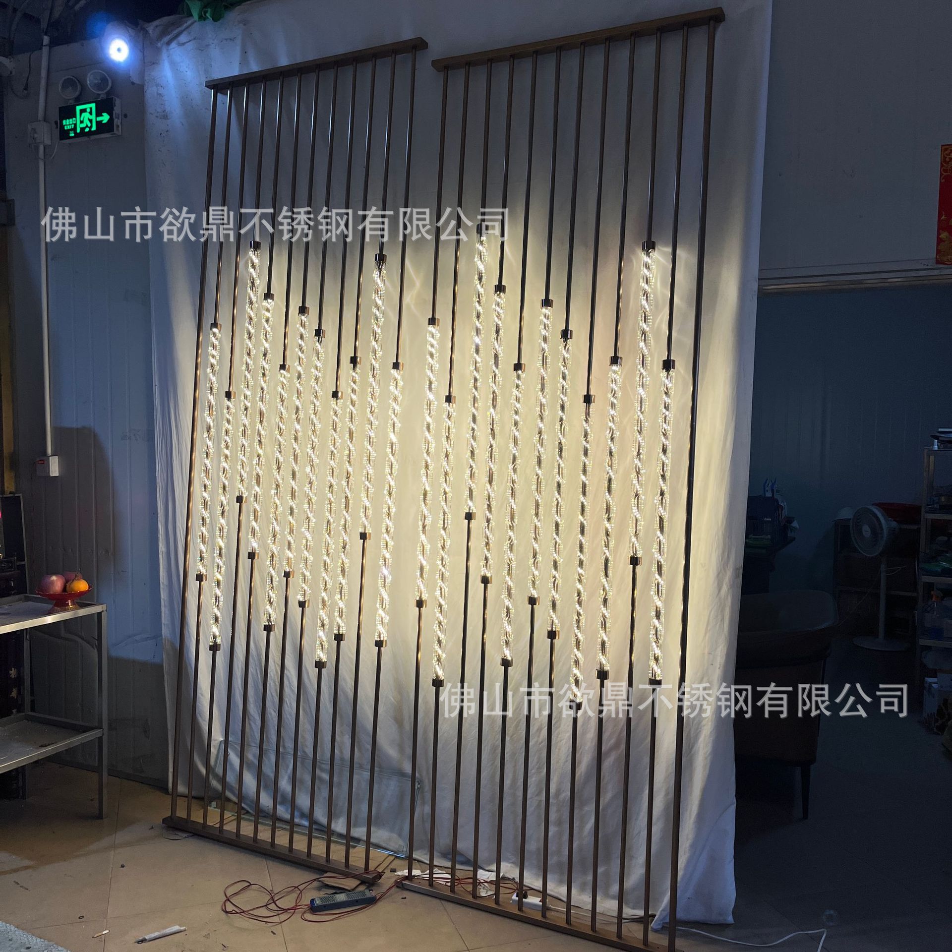 不锈钢水晶玻璃柱屏风酒店大堂售楼部隔断墙灯光亚克力螺纹玄关