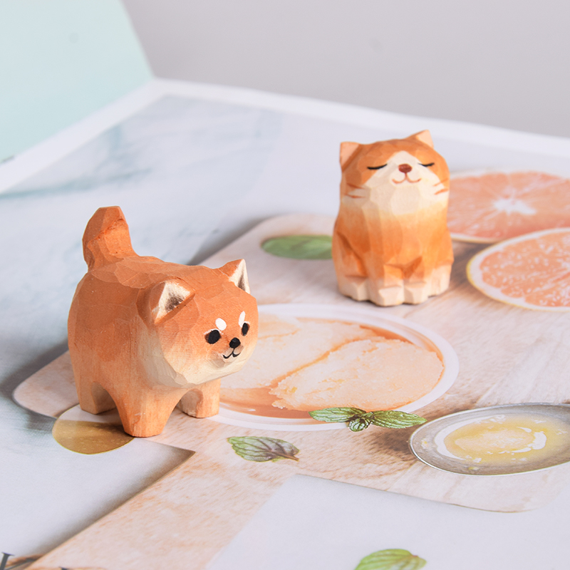 木雕治愈系柴犬小摆件秋田犬公仔可爱办公室女猫咪小动物桌面摆件
