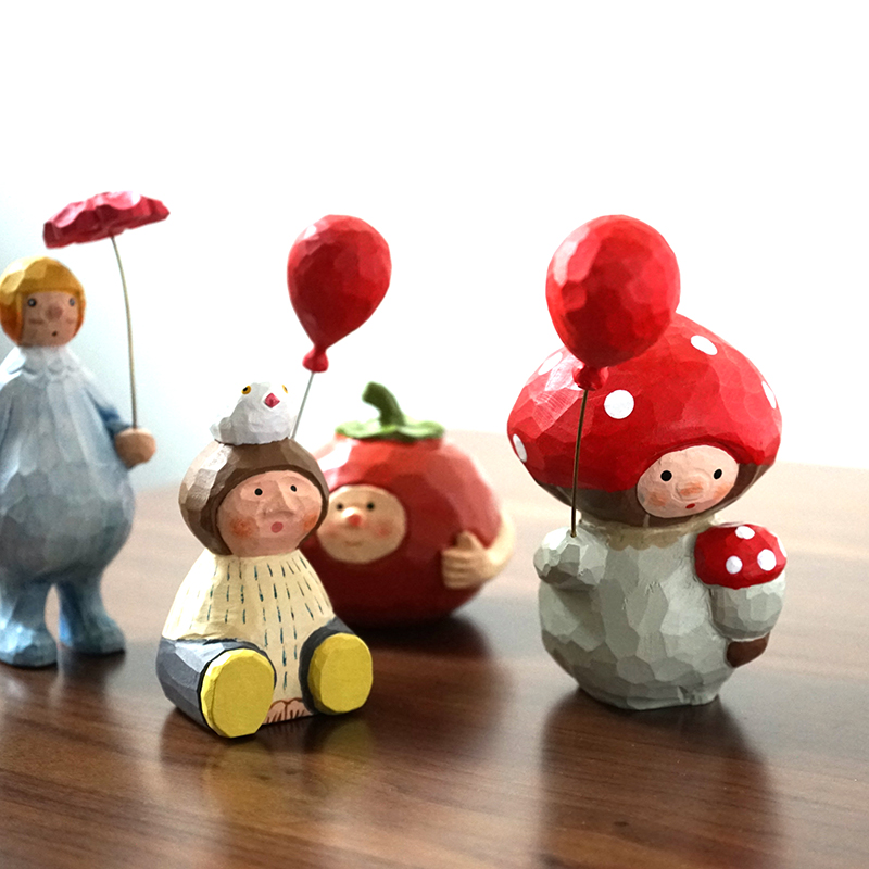 手工木雕可爱蘑菇公仔举气球卡通治愈系办公室桌面装饰品小摆件女