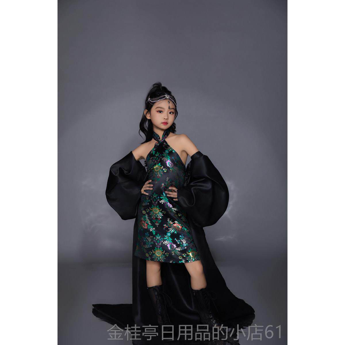 高档国潮女童肩旗袍拖尾黑中国风特走秀坎童装T台时装模霸气色礼