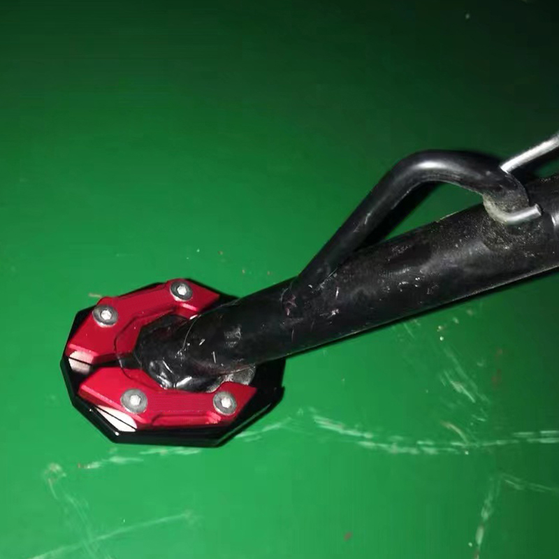 适用于春风狒狒ST1改装配件边撑加宽垫小脚架加宽坐铝合金侧撑