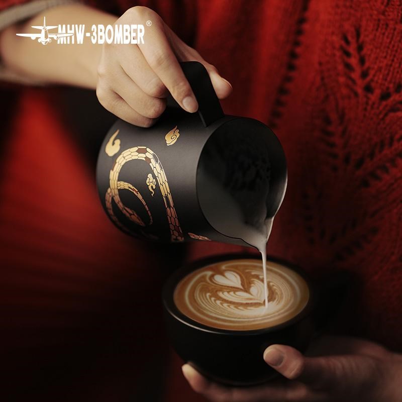 【蛇年限定】MHW-3BOMBER轰炸机拉花缸 打奶缸专业意式咖啡拉花杯