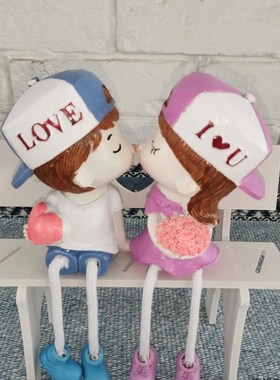 现代家居小装饰品摆件客厅酒柜创意迷你家里房间室内树脂吊脚娃娃