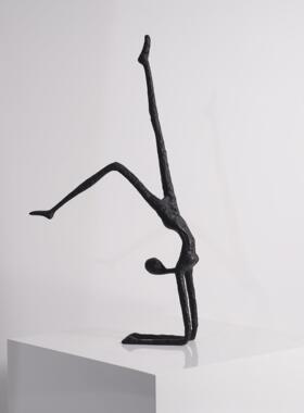 现代极简金属B0628铁黑色人铸摆物件设计师款书柜房开放柜电视雕