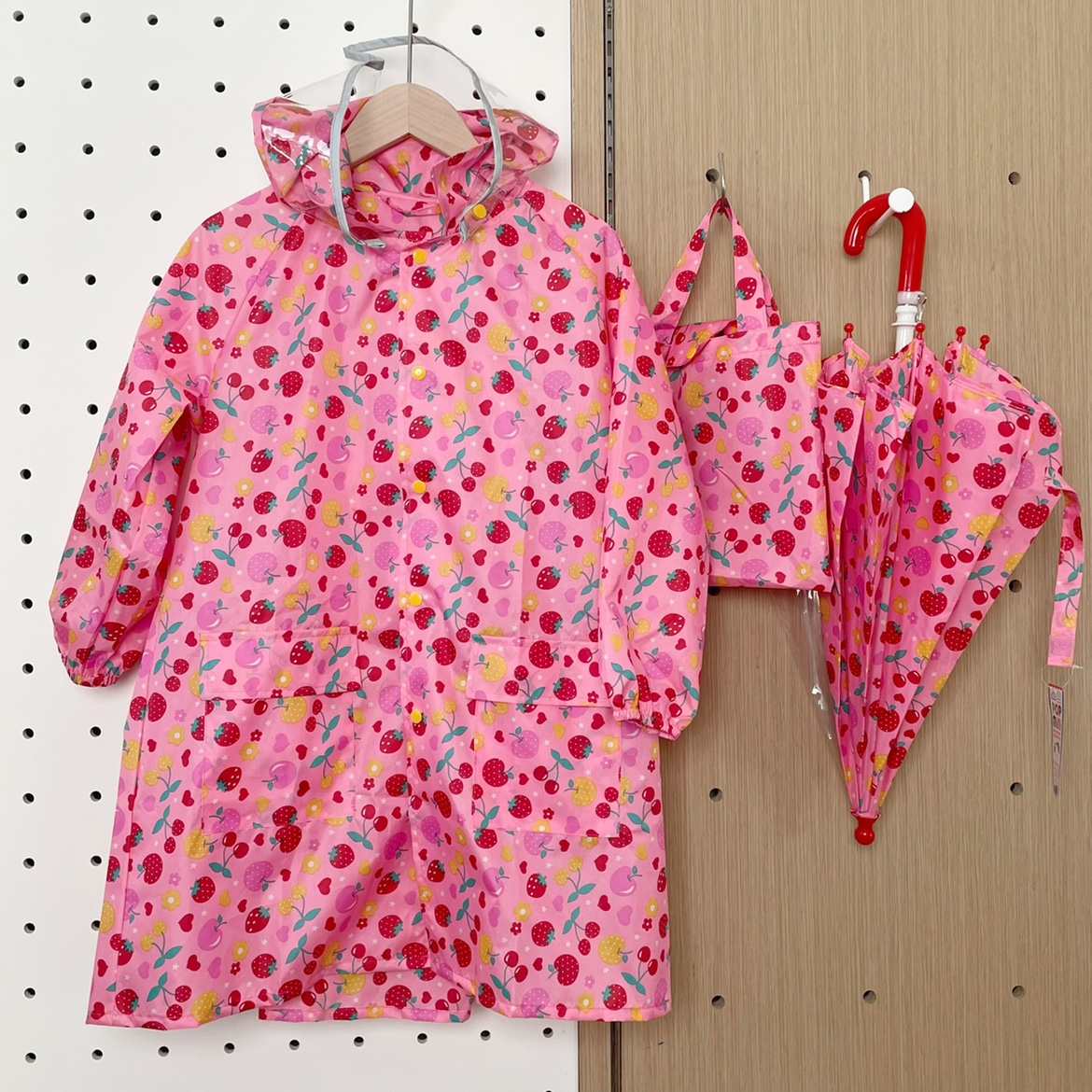日系草莓2022轻薄速干小学生儿童雨衣男女童幼儿园雨披书包位帽檐