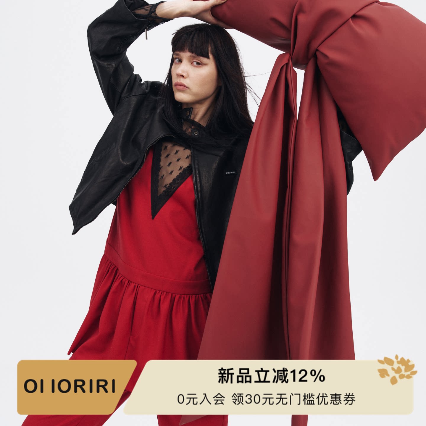OI IORIRI领边蕾丝拼接深V领连衣裙褶皱下摆修身收腰上衣2026秋