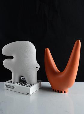 简约现代艺术抽象字母创意雕塑摆件家居客厅桌面样板房软装饰品