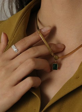 项链女士轻奢复古祖母绿迷你单钻项链女高级感锁骨链简约精致饰品