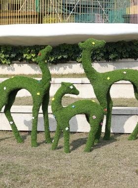 仿真绿植梅花鹿摆件大型户外绿雕园林草坪装饰玻璃钢抽象鹿雕塑