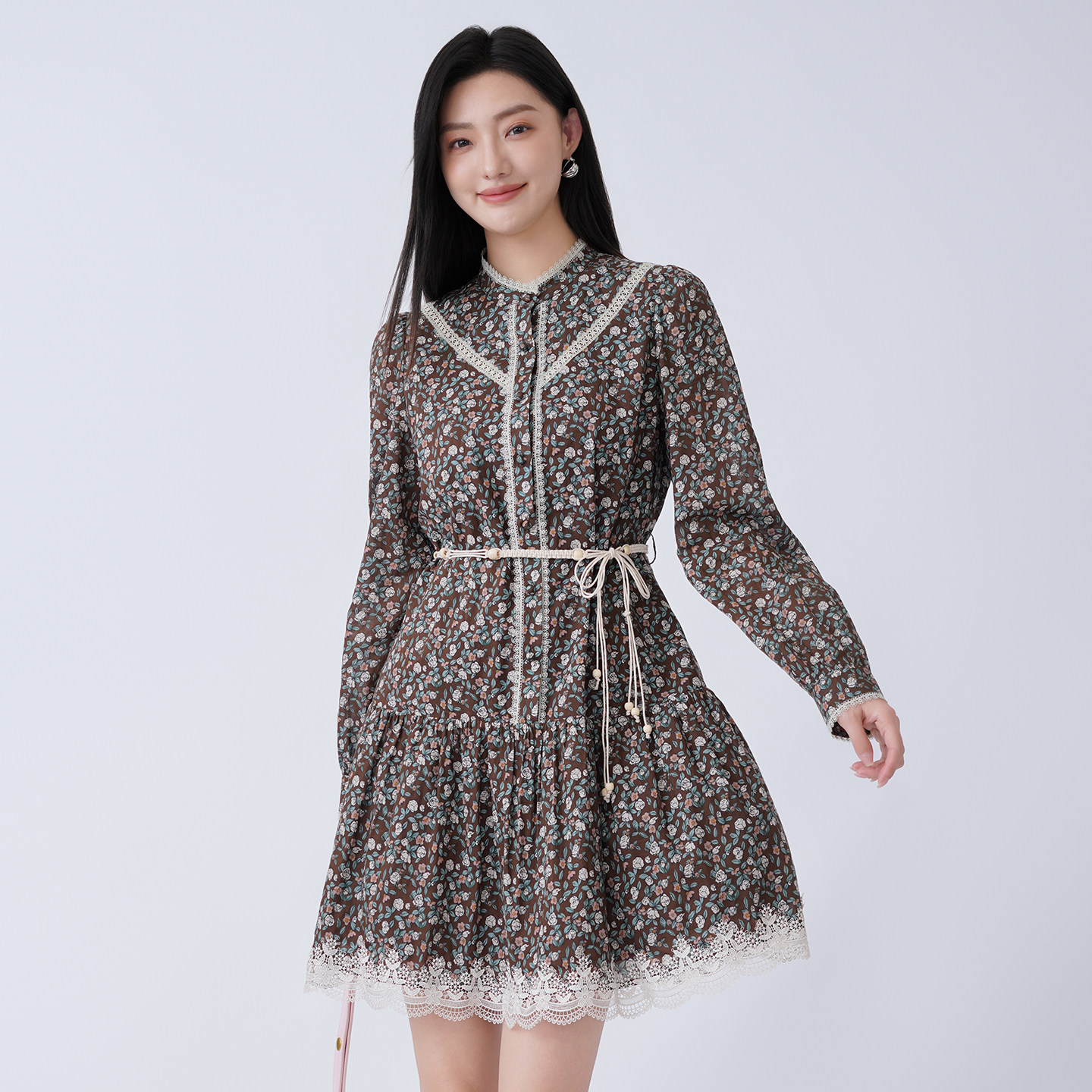 法柚连衣裙2026春装新款蕾丝时尚长袖荷叶边娃娃领收腰系带裙子