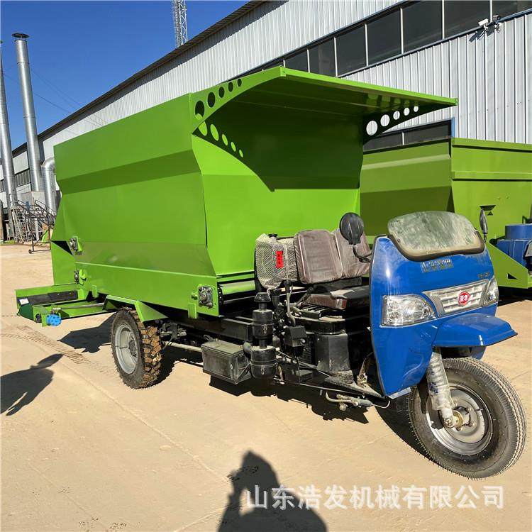 畜牧全日粮撒料车牛羊饲三轮柴XWV油款喂喂车双边场出料电动抛草