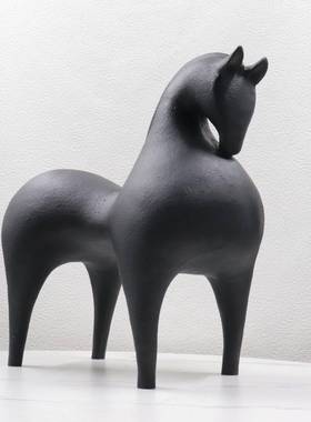 现代新中式唐马件白色树脂摆客厅样饰板间办1公室米兰时尚红软装