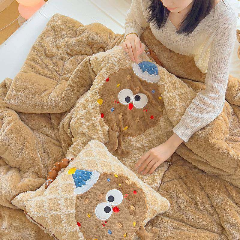 季加厚卡可抱枕被子两用小枕头车爱载曲奇饼干通车用二合一靠冬枕