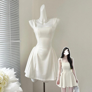 白色吊带连衣裙女夏2026新款小个子巨好看小众掐腰短裙白月光裙子
