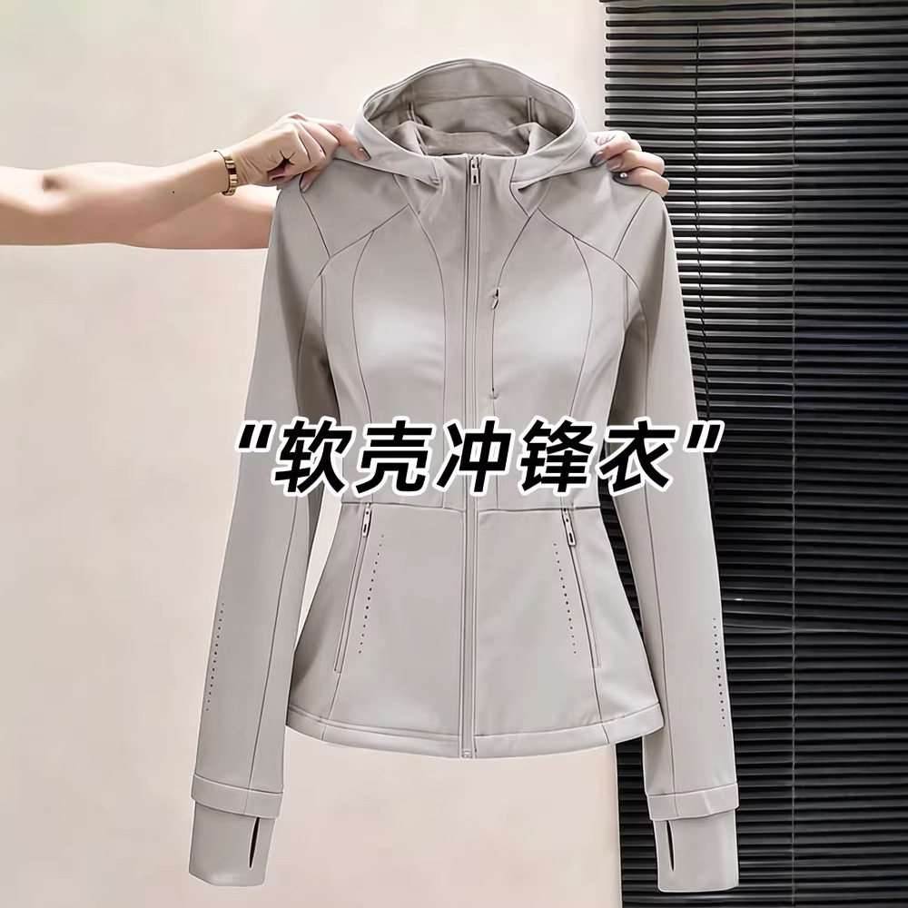 修身收腰外套上衣女款2026新款早春季小个子三合一户外软壳冲锋衣