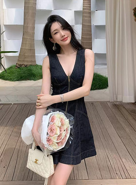 甜酷辣妹牛仔连衣裙女士夏季新款深V领拉链设计感修身显瘦A字裙潮