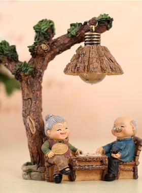 zakka创意日杂老头老太太相知相伴下棋小夜灯 看书情侣摆件935-9