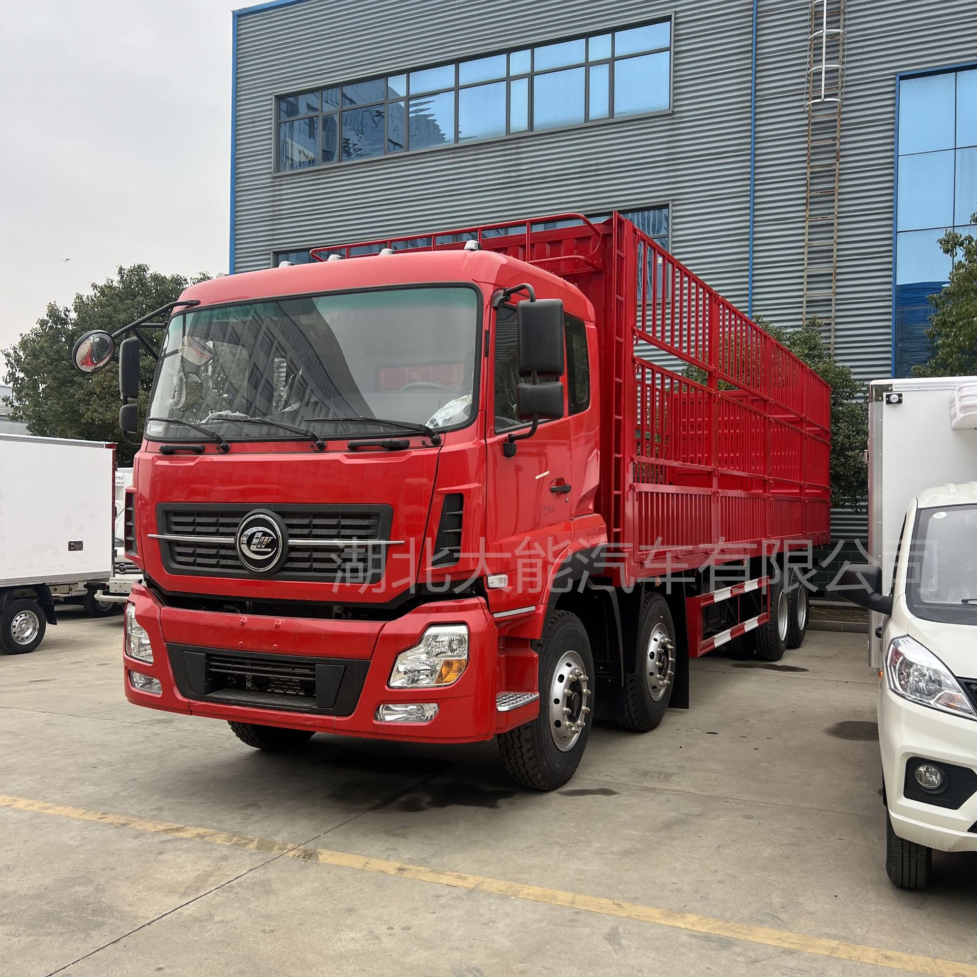 后八轮自卸卡车6×4出口仓栅