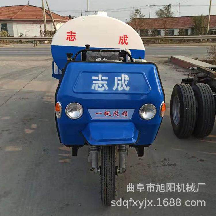 小型柴油三轮雾洒水车煤降尘除WEI尘喷洒车2立炮方三轮场车