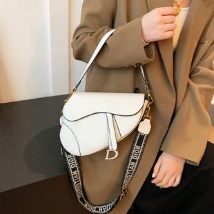 新款 包包白色马鞍包女宽肩带手提腋下包潮单肩斜跨包 网红同款