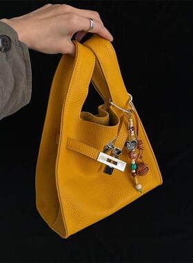 超火黄色软皮手提包包女式2025新款夏天潮流百搭背心包斜挎水桶包