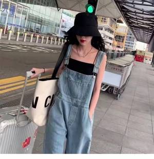 牛仔背带裤女生2024年春季装网红宽松大码韩版阔腿直筒减龄长裤子