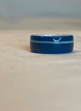 蓝色辉光深色树脂戒指薄婴儿蓝色辉光粉偏置镶嵌白色陶瓷芯母亲节