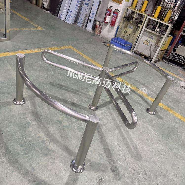 尼高迈旋转栅栏出入口闸门,轮椅婴儿车通过的导向栏杆旋转门厂家
