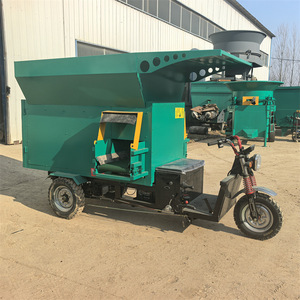 左右出料三轮撒料车双侧养殖场电动喂料车自带称重牛场投草车