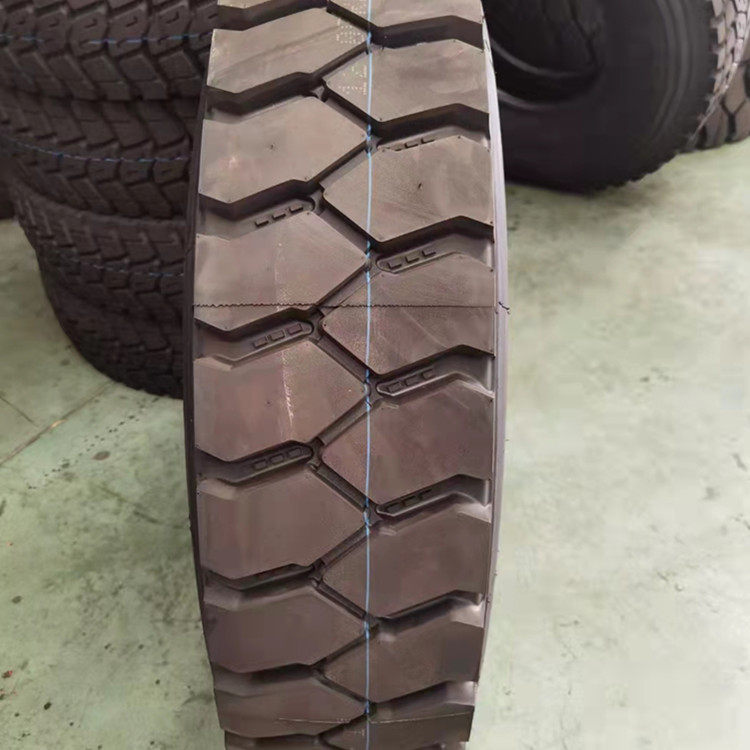 1200R20钢丝胎货车搅拌车轮胎矿山花纹防扎重载汽车轮胎1200r20