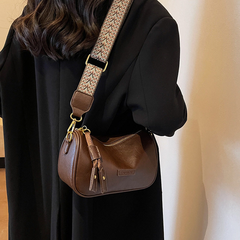 今年流行波士顿包包秋冬复古2025新款宽带斜挎包女百搭小包枕头包