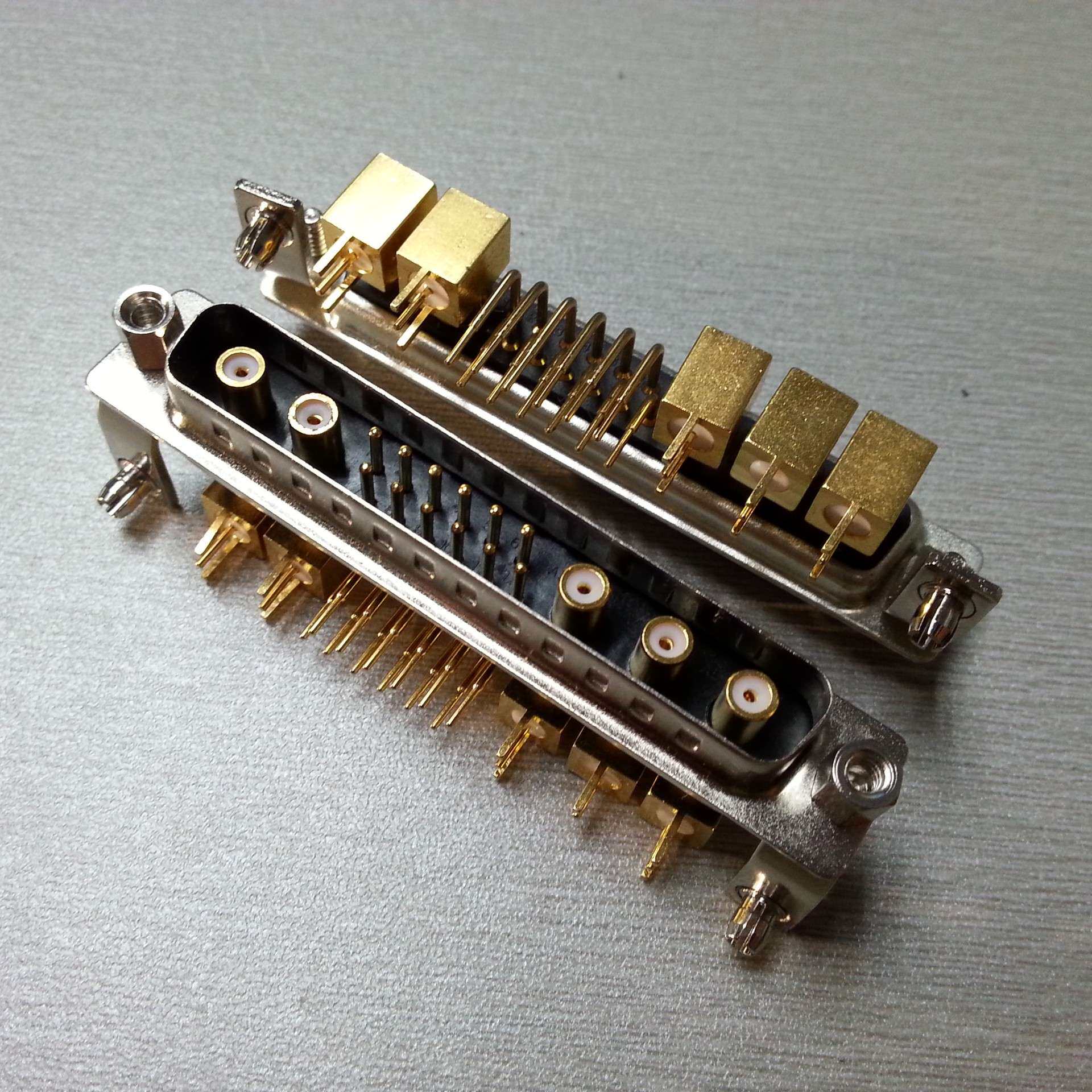 混合射频D-SUB17W5弯脚公座 射频同轴信号17W5公头90度焊板连接器