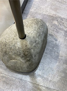 天然鹅卵石服装衣架底座底盘石头墩支架岩石河卵石服装店装饰布景