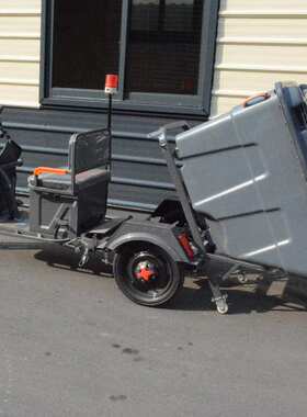 灰色电动保洁车 500L环卫车三轮小型垃圾清运车 快速拾捡清运车