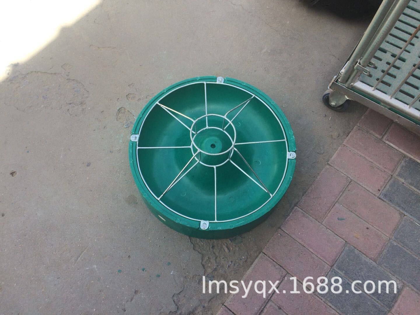 仔猪教料槽圆形小猪用补料槽母猪产床复合圆型猪用食槽子