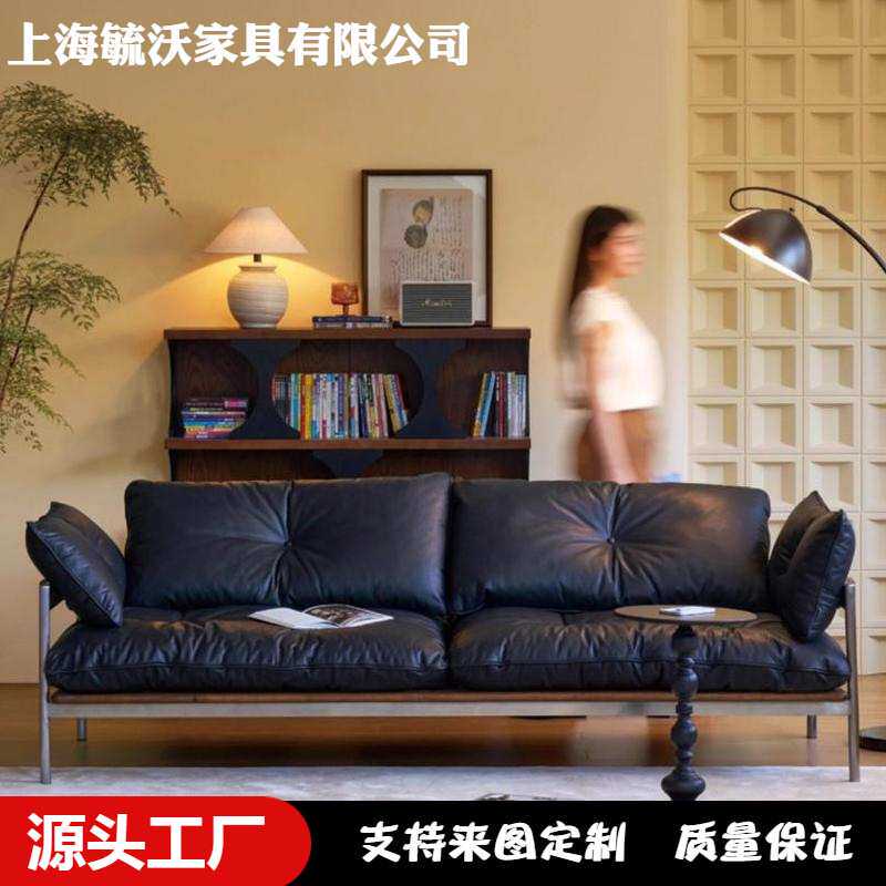 复古黑色实木金属沙发中古风设计师款油蜡皮包豪斯三人沙发样板房