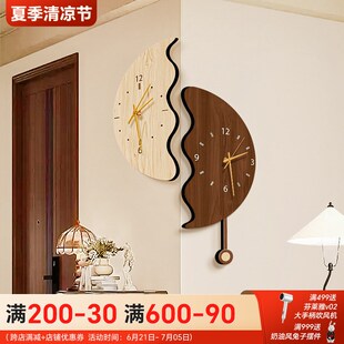 客厅转角挂钟2024新款钟表原木风高级感双面拐角挂墙创意时钟壁灯