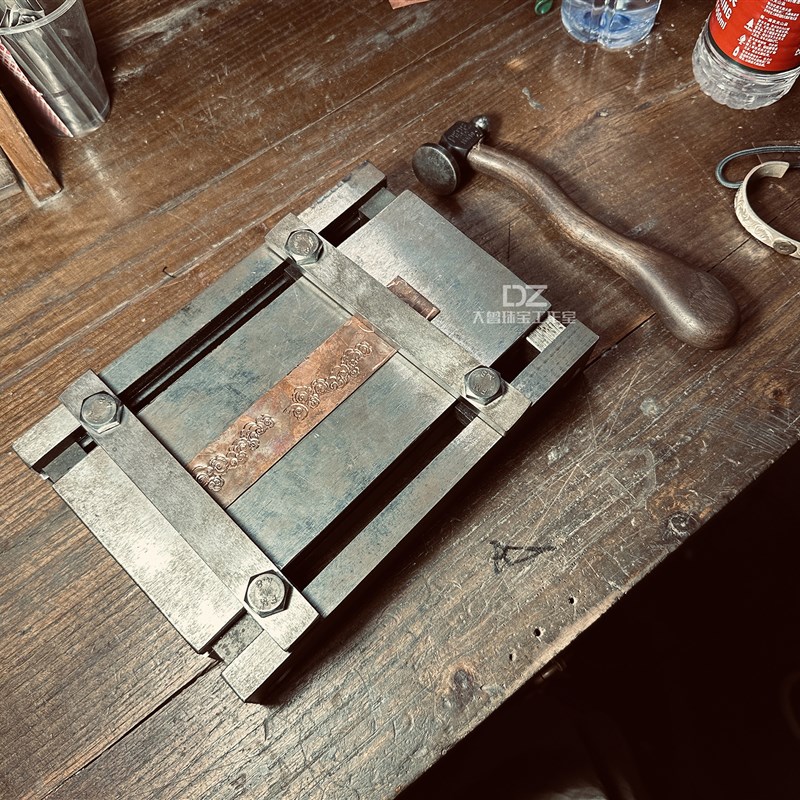 手工錾刻操作台錾刻板錾刻台錾花板錾花台錾花錾刻铁板铁台操作台
