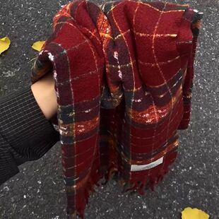 新年款温暖枫火红色格子围巾女加长加厚氛围感百搭围脖复古披肩冬