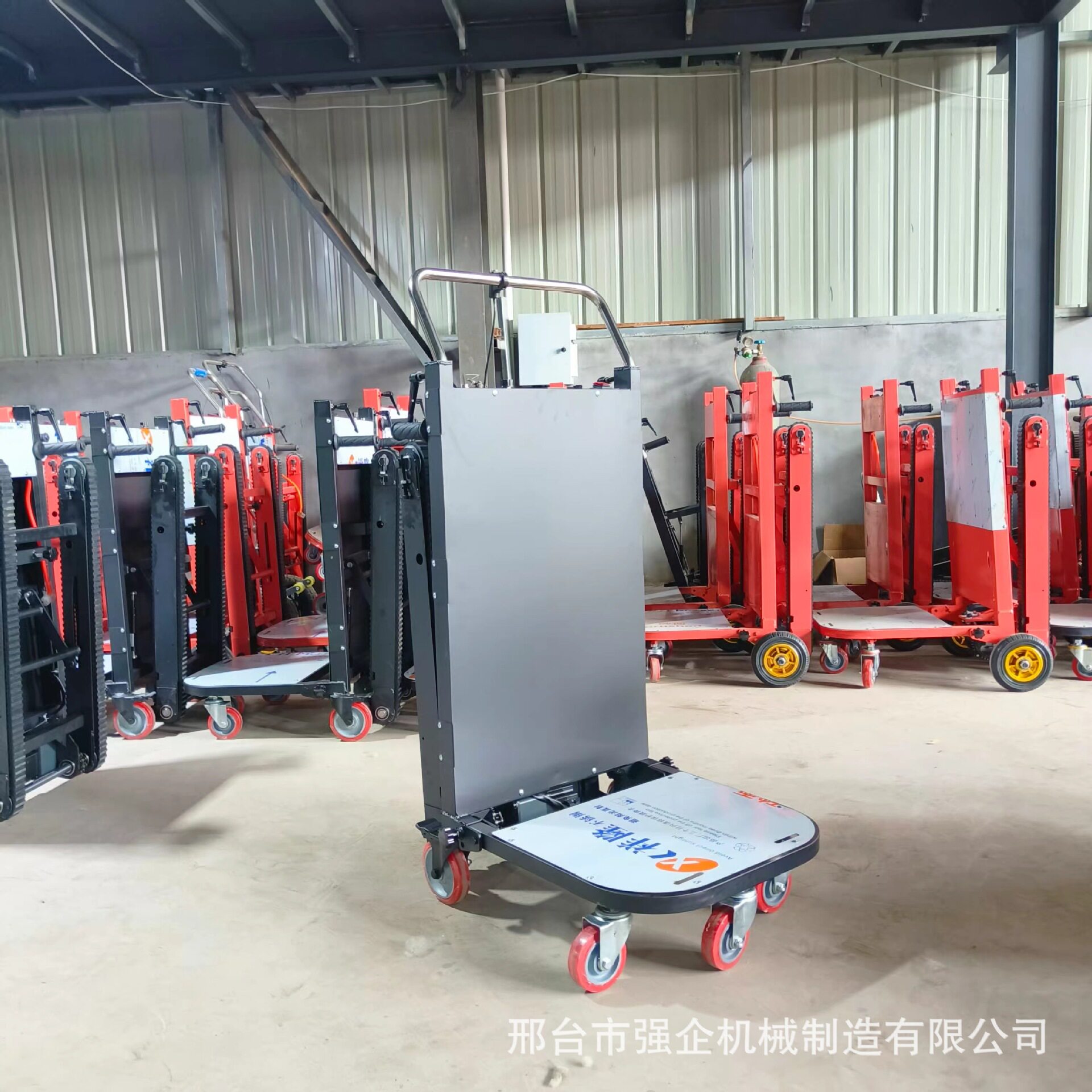 新款电动载物爬楼机家电搬运爬楼车神器自动履带式爬楼机