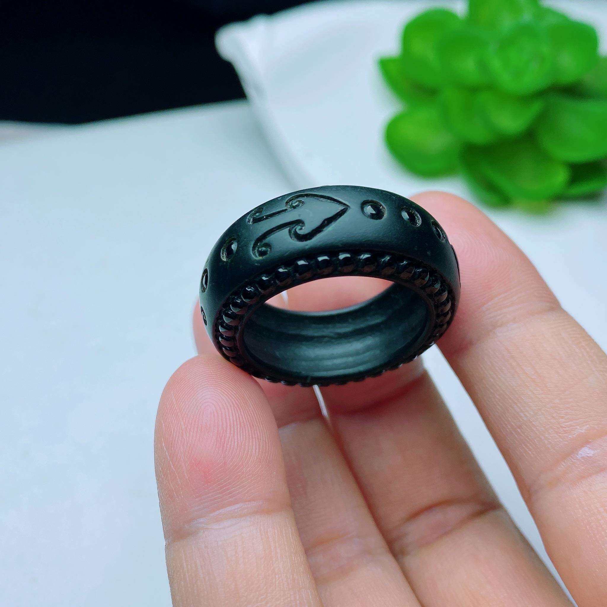 缅甸天然翡翠a货墨翠指环玉扳指键盘黑打灯透绿jy圈口尺寸:24mm