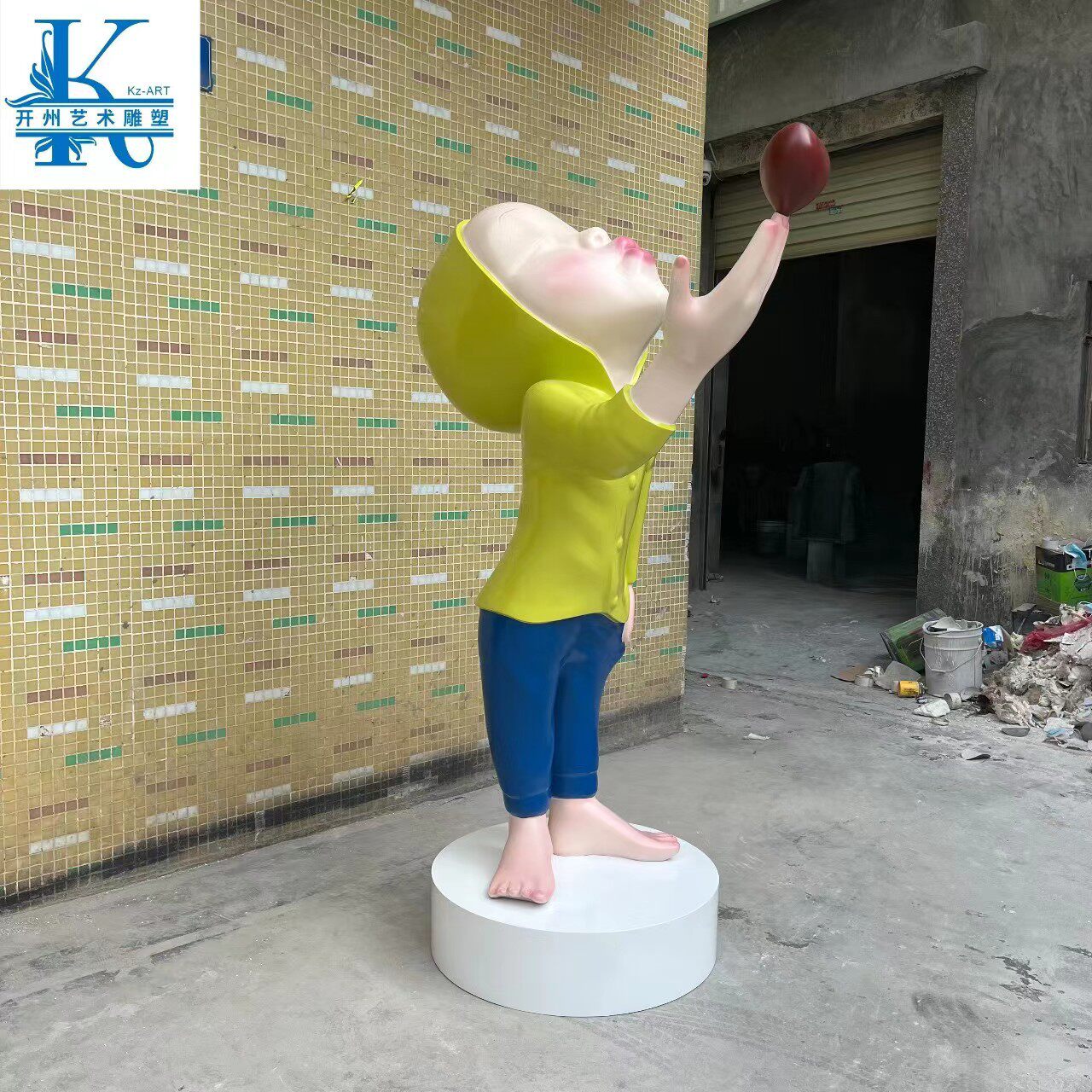 玻璃钢爱心女孩人物雕塑公园橱窗摆件商场美陈打卡道具装饰艺术品