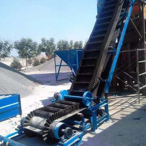 厂家直销大倾角皮带机半封闭挡边皮带传送机耐高温耐磨损石油矿用