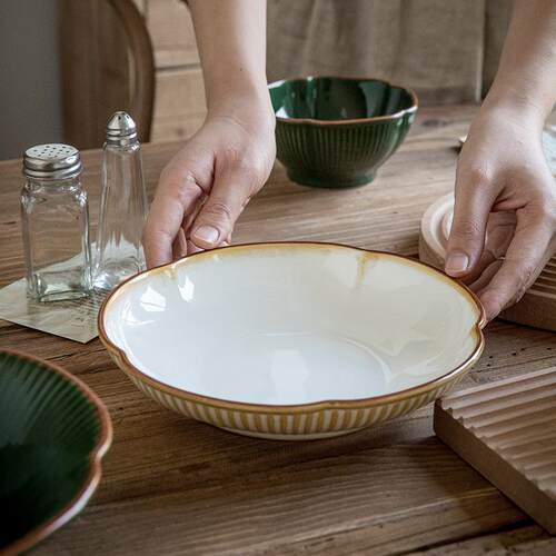 高颜值不规则深盘家用陶瓷盘子菜盘沙拉盘复古轻奢浮雕餐具