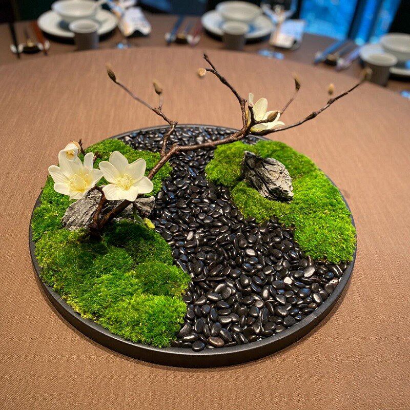 酒店餐桌中间摆件圆桌转盘桌花景观高端永生苔藓花艺餐桌花图片