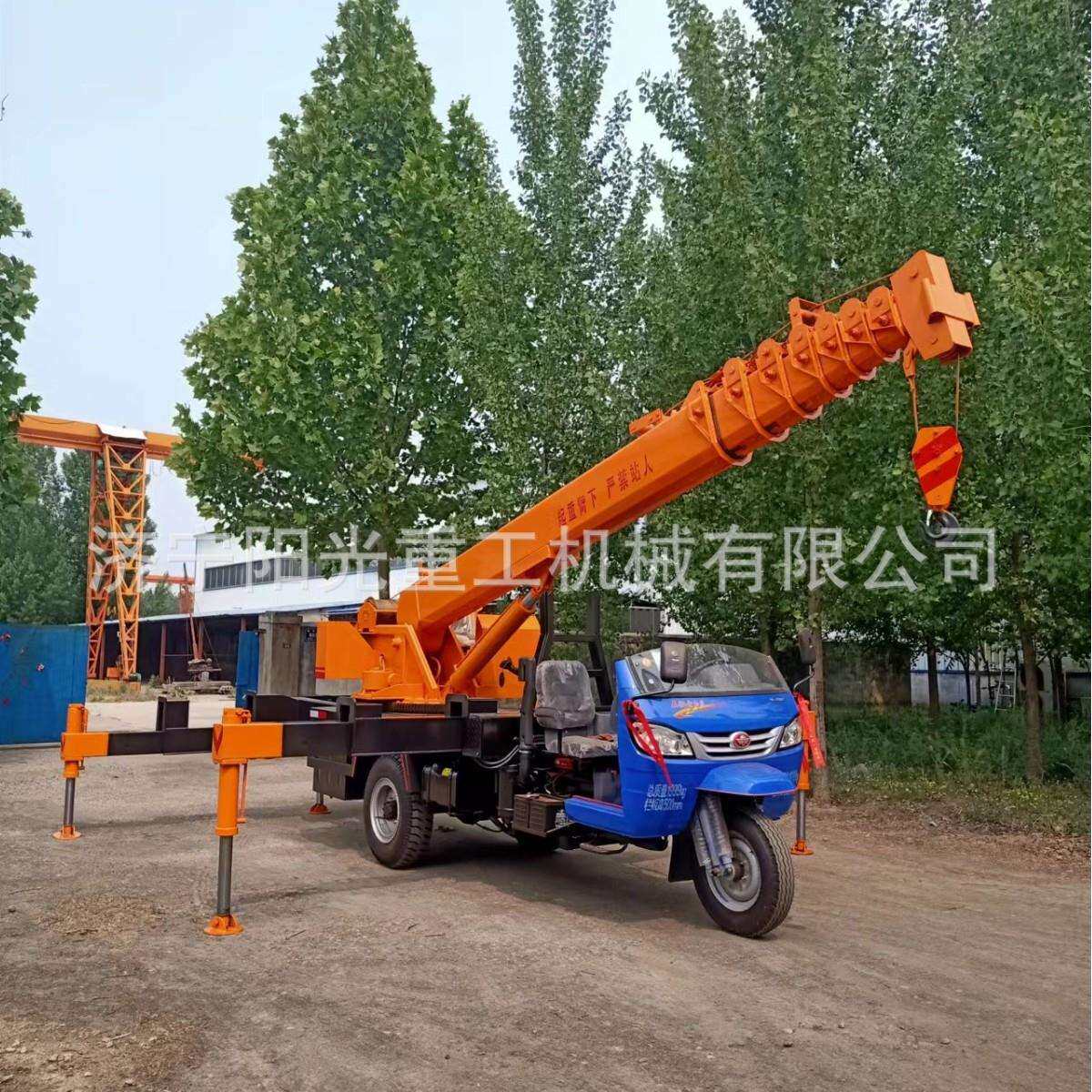 农村盖房用三轮吊车 建筑工程小型三马子吊机 液压支腿起重机
