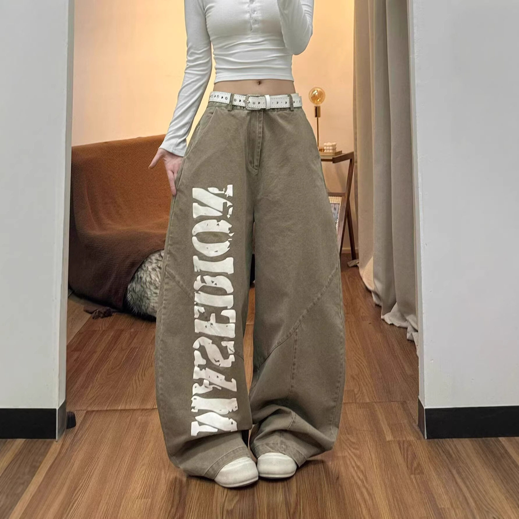 春季卡其字母印花做旧牛仔裤女