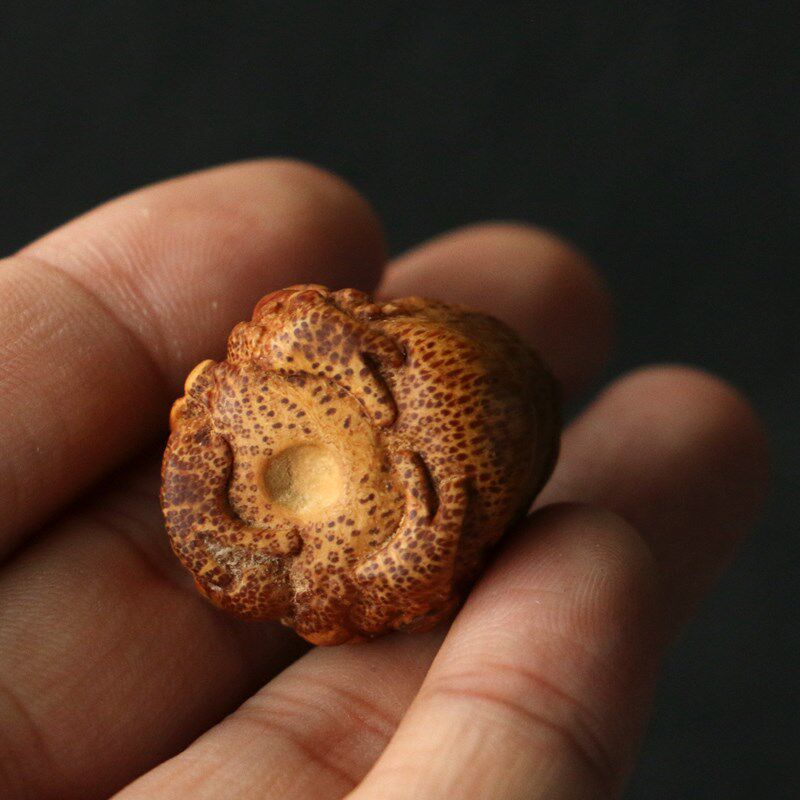 精品东强名家刘卫工纯手阳雕刻三足迷你小金蟾挂件竹雕把玩小吊坠